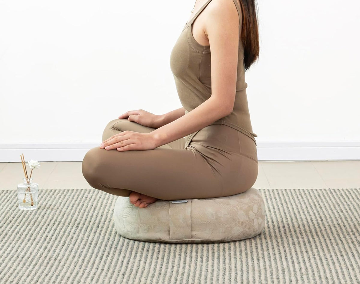 Meditation Cushion, Comfortable Meditation Pillow with Peacock Feather Jacquard Cover. Buckwheat Hull Filled Zafu Floor Pillow 16 * 16 * 5 in