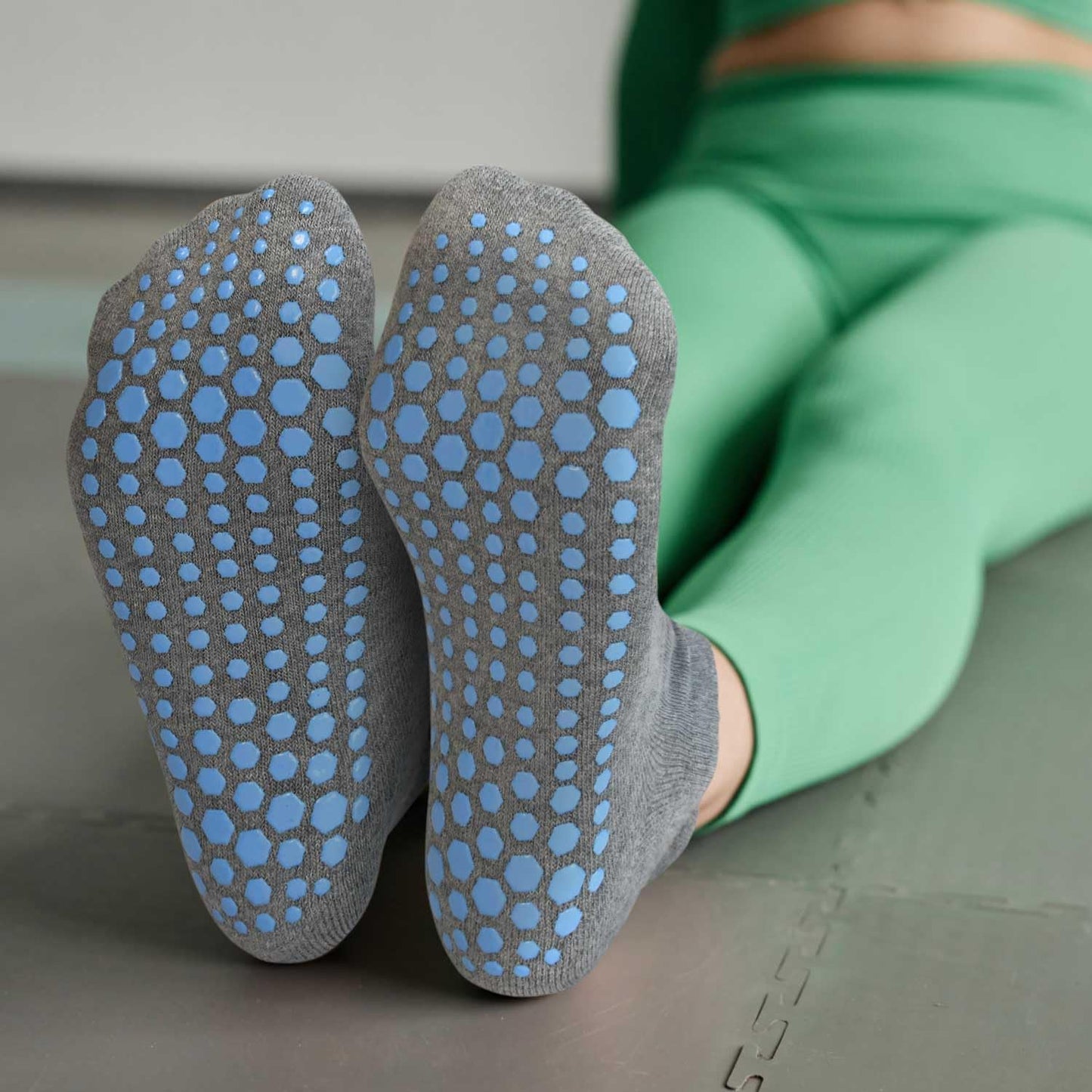 ELUTONG Pilates Non Slip Grip Socks for Women 1-4 Pairs Yoga Barre Ballet Workout Hospital Grippy Sock