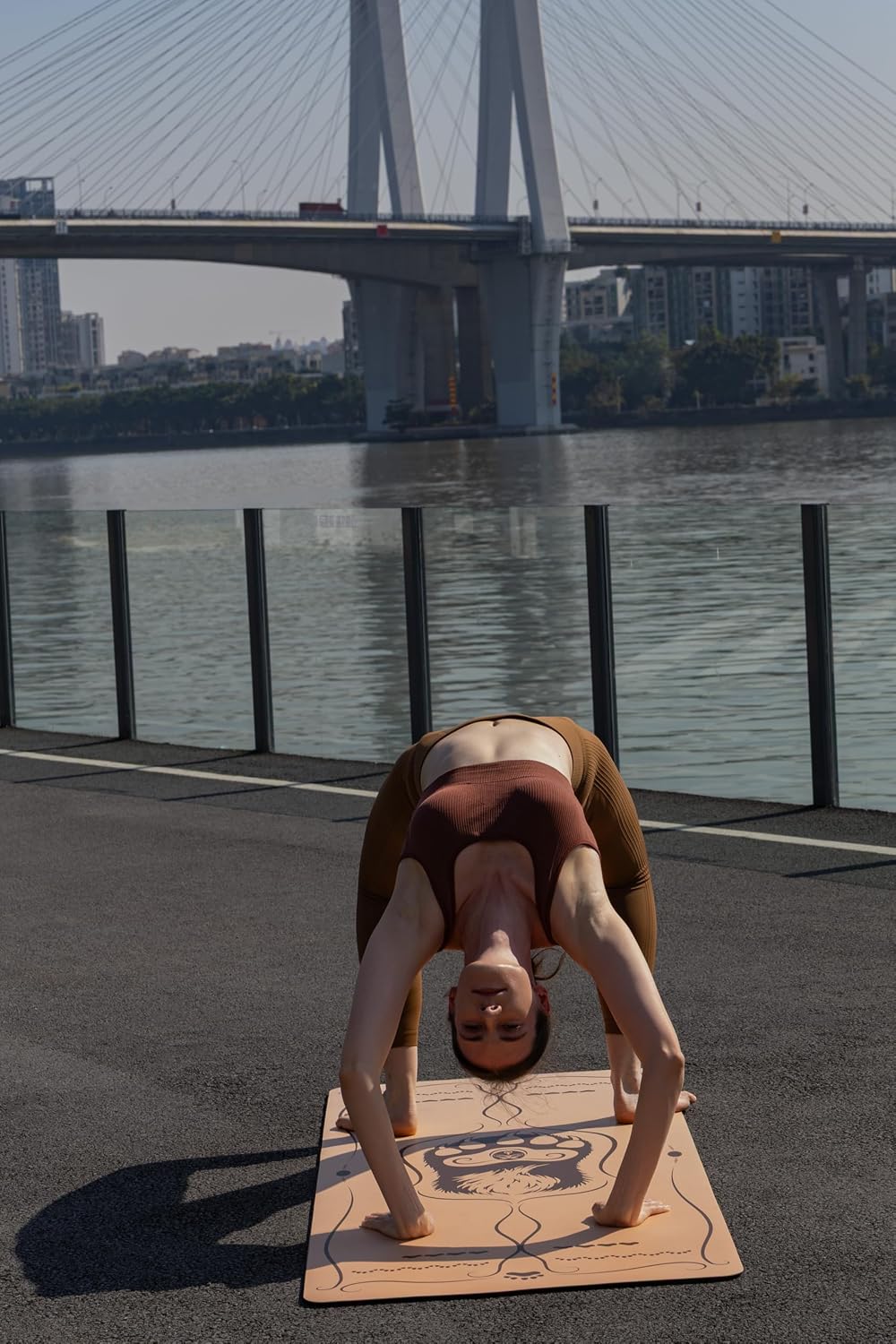 【 】 Yoga Mat * Beast Line -- Unique coating technique, Great wear resistance for a long service life, Vividly printed pattern, Natural rubber base, Strong bounce resilience, Absorb sweat instantly to stay dry, Clean and hygienic.