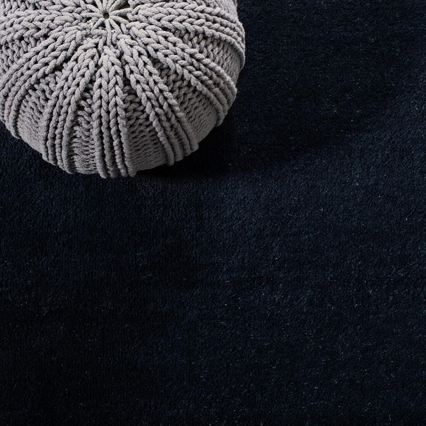 SAFAVIEH Himalaya Collection 6' Round Black HIM610C Handmade Premium Wool Area Rug