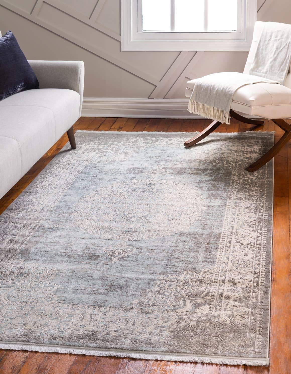 New Classical Collection Area Rug - Olwen (4'Round, Purple/ Gray)