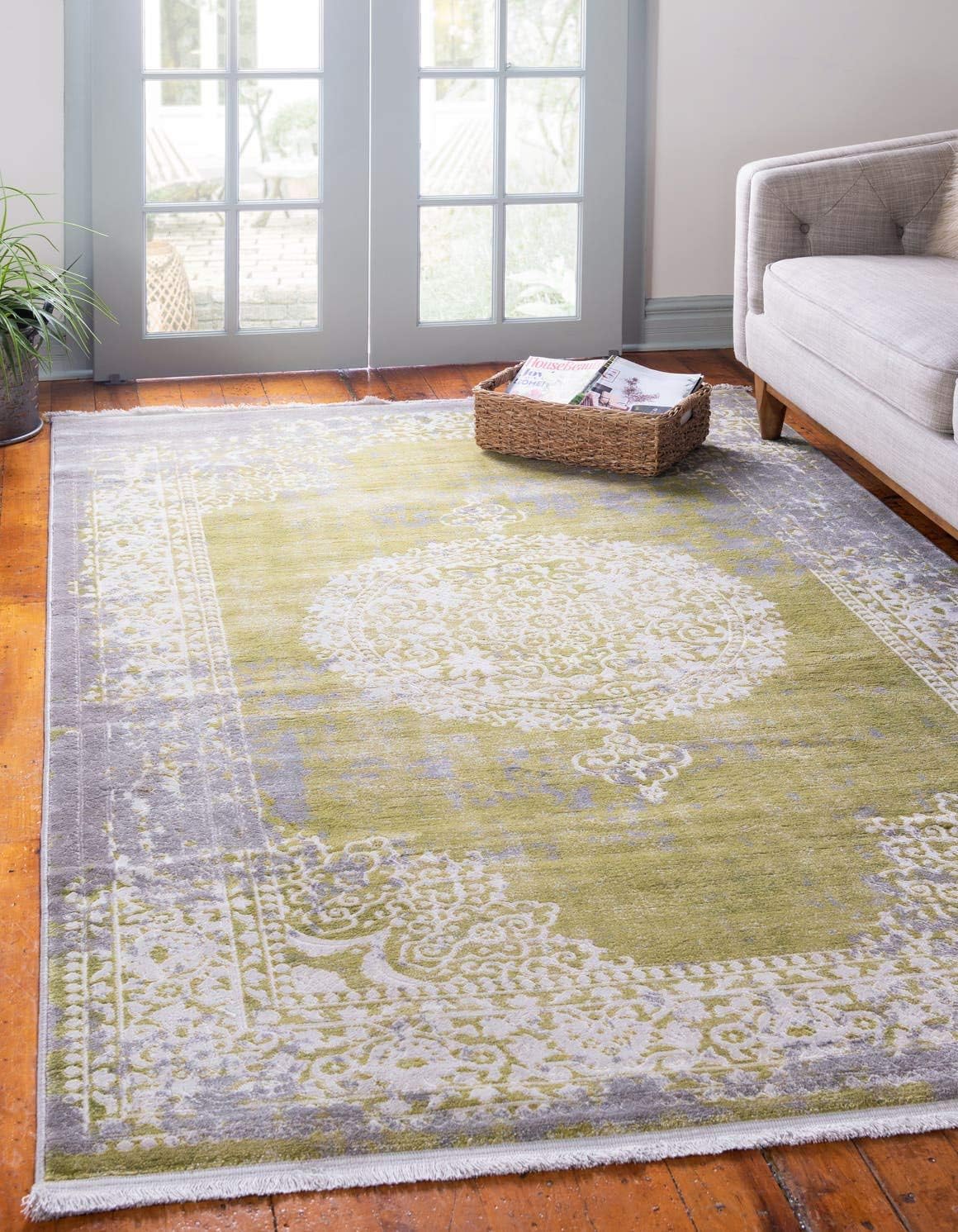 New Classical Collection Area Rug - Olwen (4'Round, Purple/ Gray)