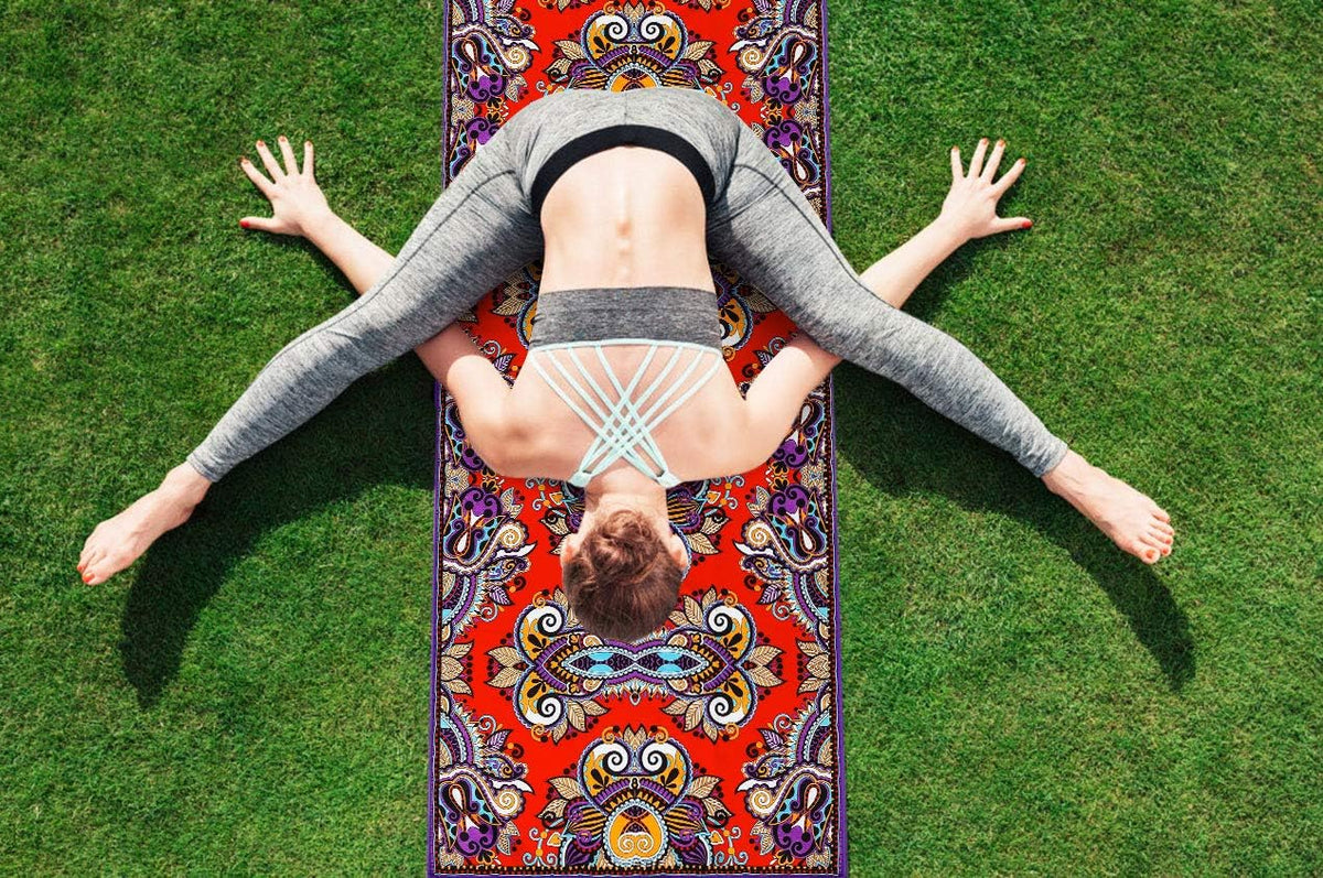 Non Slip Hot Yoga Towel, 100% Microfiber Non Slip Yoga Mat Towel for Hot Yoga, Pilates and Fitness, Exclusive Corner Pockets Design + Free Spray Bottle