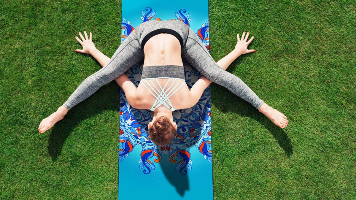 Non Slip Hot Yoga Towel, 100% Microfiber Non Slip Yoga Mat Towel for Hot Yoga, Pilates and Fitness, Exclusive Corner Pockets Design + Free Spray Bottle