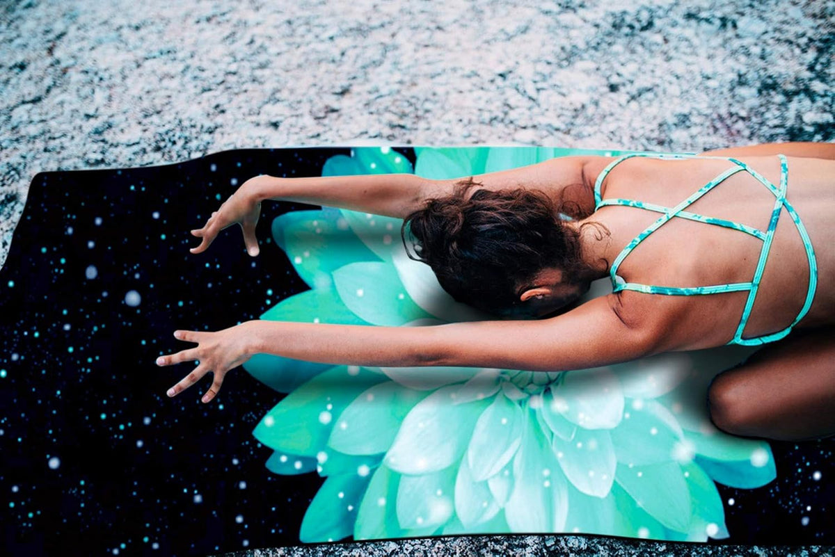 Non Slip Hot Yoga Towel, 100% Microfiber Non Slip Yoga Mat Towel for Hot Yoga, Pilates and Fitness, Exclusive Corner Pockets Design + Free Spray Bottle
